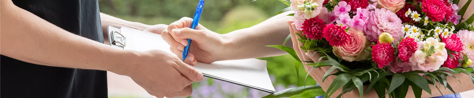 Lieferservice - Frau erhält Blumenpräsent